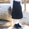 חצאית פליסה לילדות עם עיצוב מיוחד של הגסקה בתוספת אבזם עדיין