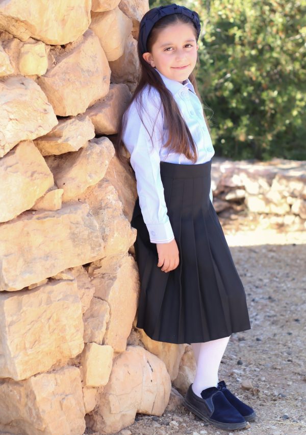⁦חצאית פליסה כחול כהה לילדות⁩ – תמונה ⁦4⁩