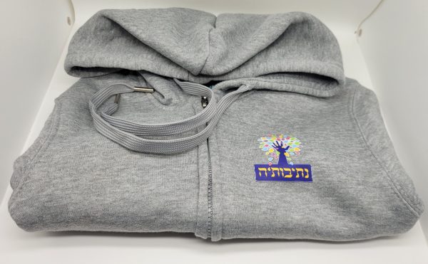קפוצ'ון אפור עם רכסן נתיבותיה